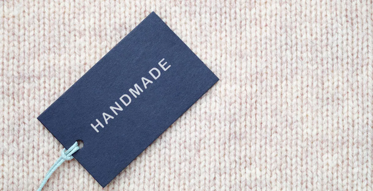 En un mundo lleno de imágenes hechas con IA, las marcas vuelven a lo hecho a mano