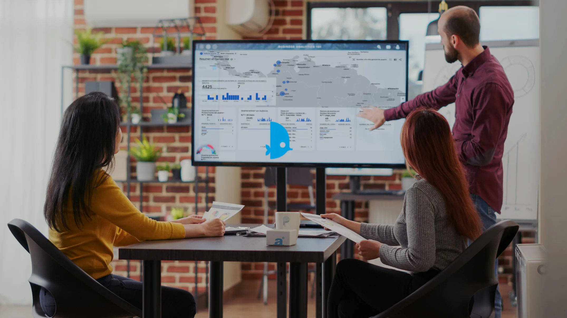 Portátiles sobre la mesa con una tienda en línea en desarrollo, un roadmap por trimestres y un tablero de conversiones